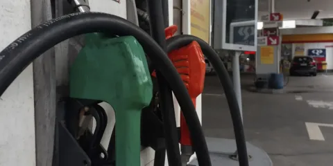 Gasolina com 32% de etanol deve ser R$ 0,03 mais barata, diz ministro