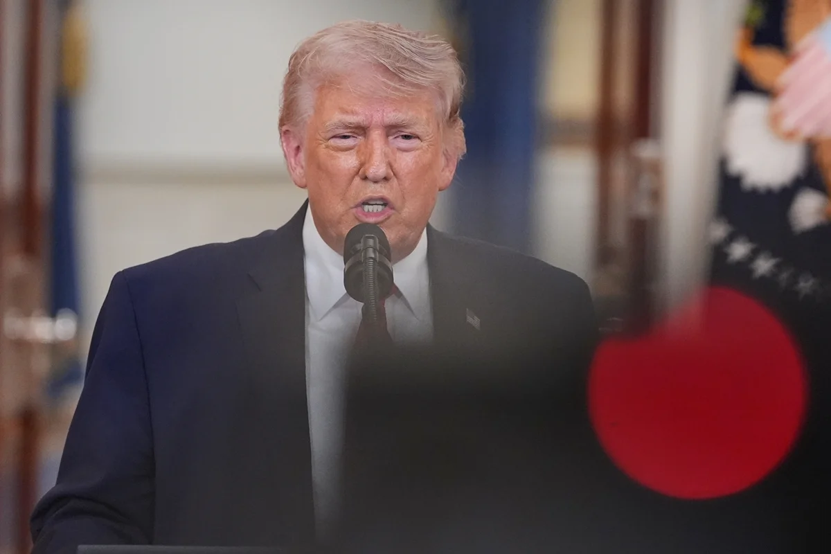 Trump anuncia controle do Estreito de Ormuz e propõe taxa de 20% sobre cargas marítimas