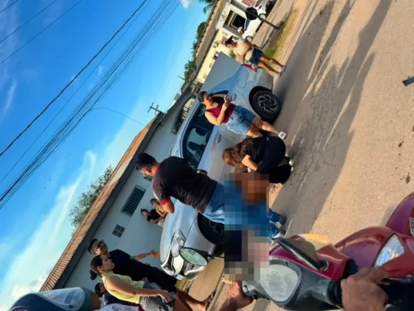 Acidente em Sena Madureira na Avenida Guanabara envolve ciclista e carro.