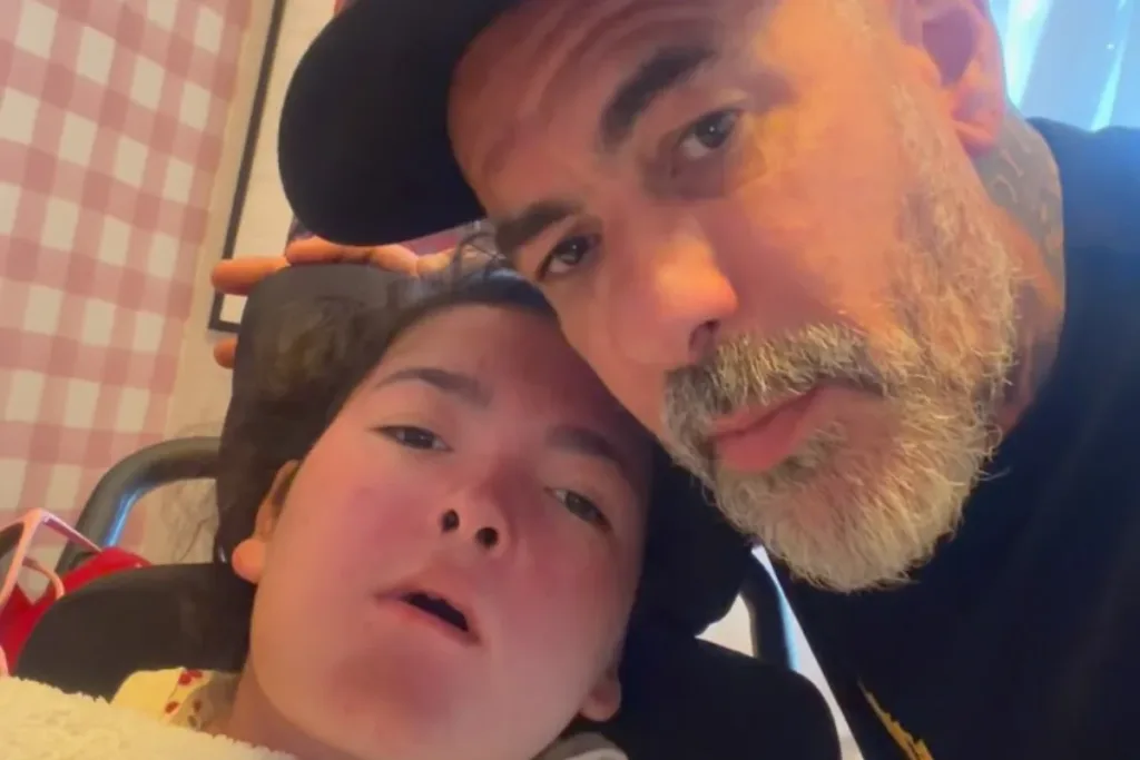 Henrique Fogaça mostra introdução da papinha para filha Olívia