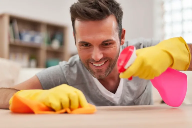Homens que lavam louça dão mais tesão? Entenda a tendência choreplay