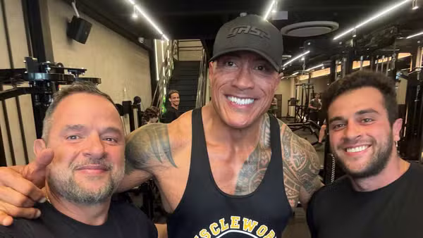 The Rock surpreende fãs ao treinar em academia no Rio durante visita ao Brasil