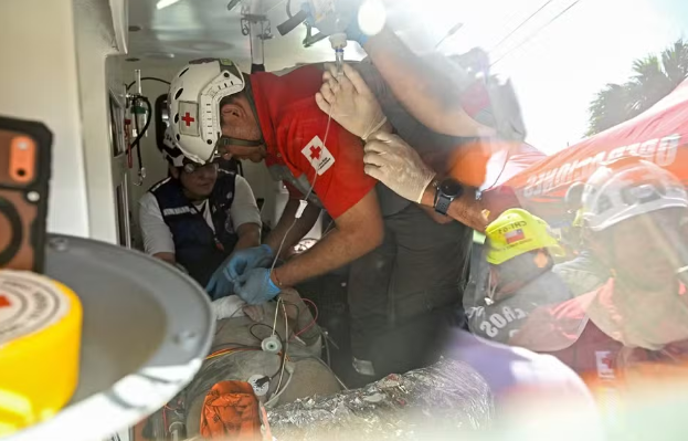 Homem é resgatado com vida após passar oito dias sob escombros na Venezuela