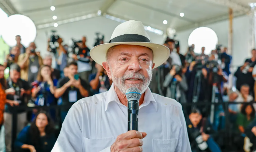 Lula critica família Bolsonaro e diz que Brasil ‘não está à venda’