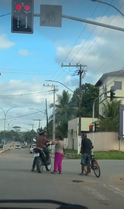 Vídeo mostra pessoas consumindo bebida alcoólica em semáforo de Sena Madureira e gera debate nas redes