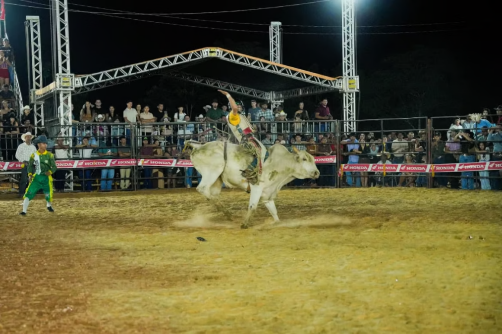 Peão de 18 anos desbanca favoritos e conquista rodeio da Expoacre Juruá 2026