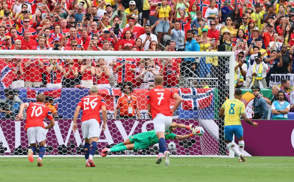 Bruno Guimarães perde pênalti na Copa do Mundo e repete marca negativa de Zico após 40 anos