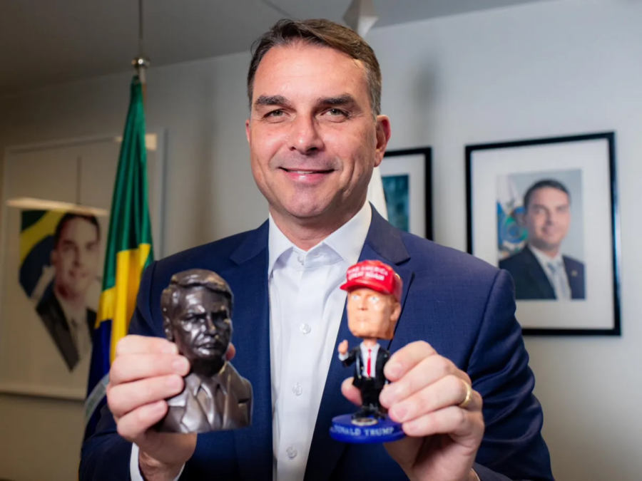 Flávio Bolsonaro usa audiência sobre tarifa dos EUA para discurso político, aponta análise