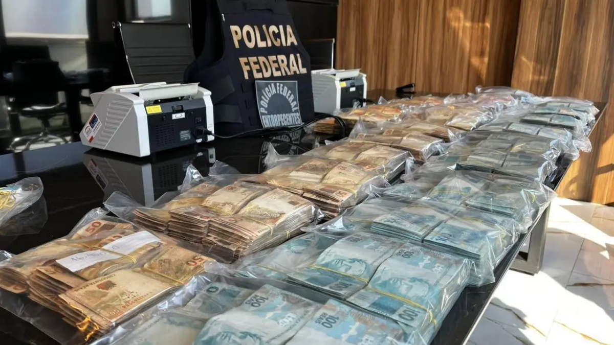 PF apreende quase R$ 1 milhão em dinheiro vivo durante operação que mirou aliado de Flávio Bolsonaro