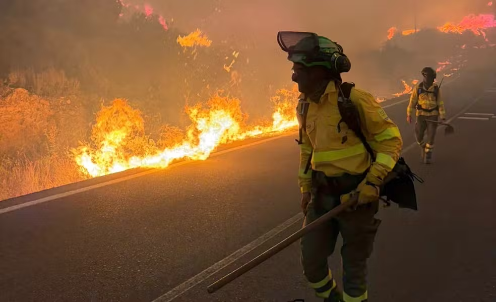 Incêndio florestal na Espanha deixa 12 mortos e obriga moradores a abandonar casas