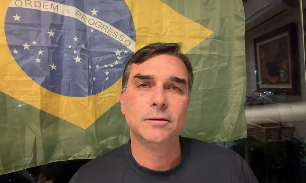 Flávio Bolsonaro acusa Moraes de interferir nas eleições após proibição de visitas
