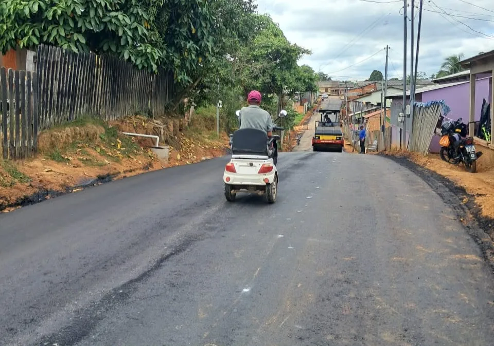 Prefeitura de Sena intensifica asfaltamento na Rua Canário; moradores relatam importância da obra