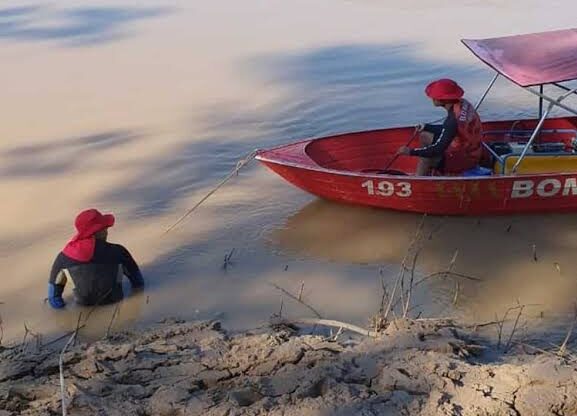Bombeiros realizam buscas no Rio Purus após desaparecimento de menino de 3 anos em Boca do Acre.