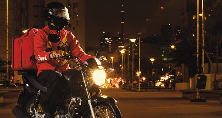 Motocicleta de entregador estacionada em rua de Cruzeiro do Sul onde ocorreu a agressão.