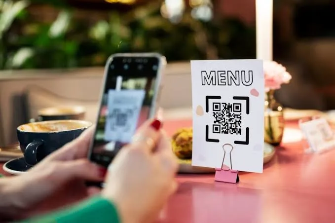 Lei garante acesso a cardápio físico no Acre em estabelecimentos que utilizam QR Code.