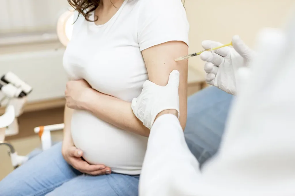 Vacinação de gestantes reduz casos graves de bronquiolite em bebês.