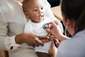 Pediatra orienta sobre como queimadas aumentam riscos de doenças respiratórias em crianças.