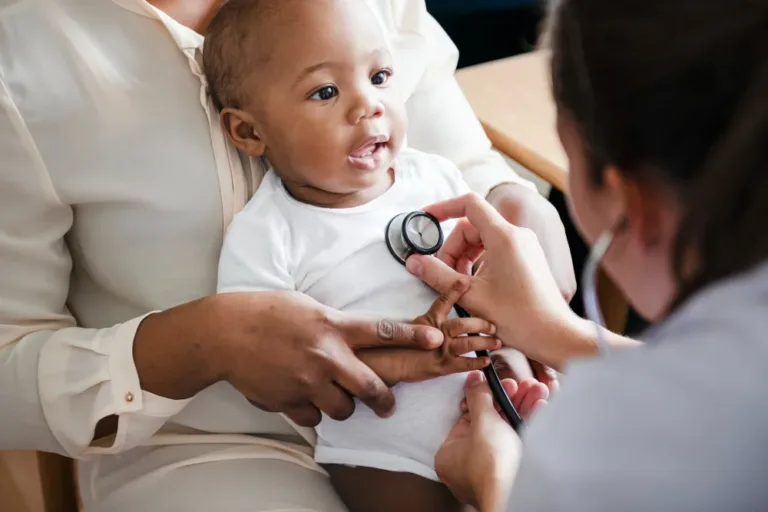 Pediatra orienta sobre como queimadas aumentam riscos de doenças respiratórias em crianças.