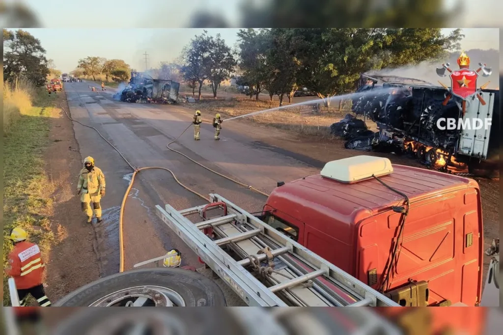 Incêndio destrói carretas carregadas de algodão na DF-130