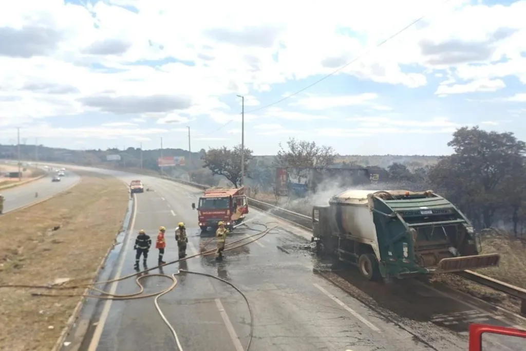 Incêndio em caminhão de lixo interdita BR-070 e gera fila quilométrica