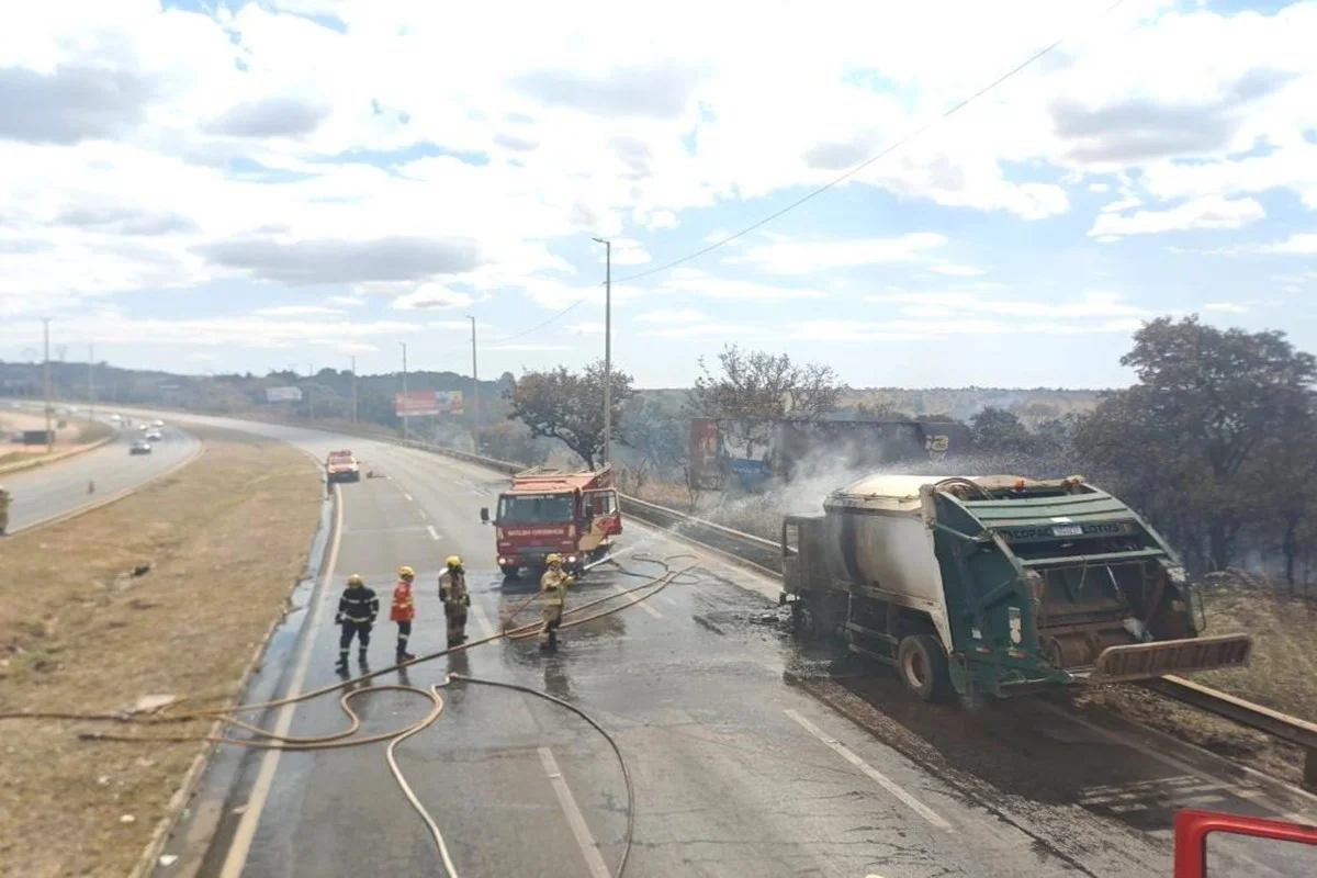 Incêndio em caminhão de lixo interdita BR-070 e gera fila quilométrica