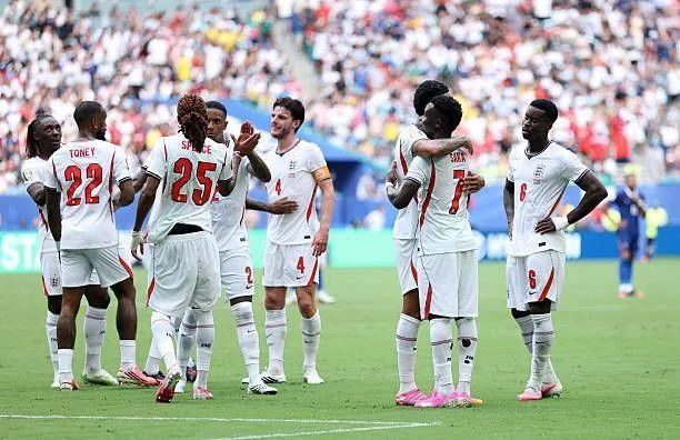 Inglaterra vence França e conquista o terceiro lugar da Copa do Mundo 2026 com hat-trick de Bukayo Saka.
