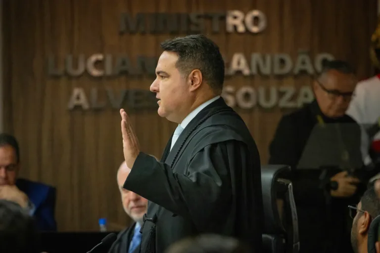 Jorge Oliveira seria o 1º indicado de Flávio ao STF, apostam aliados