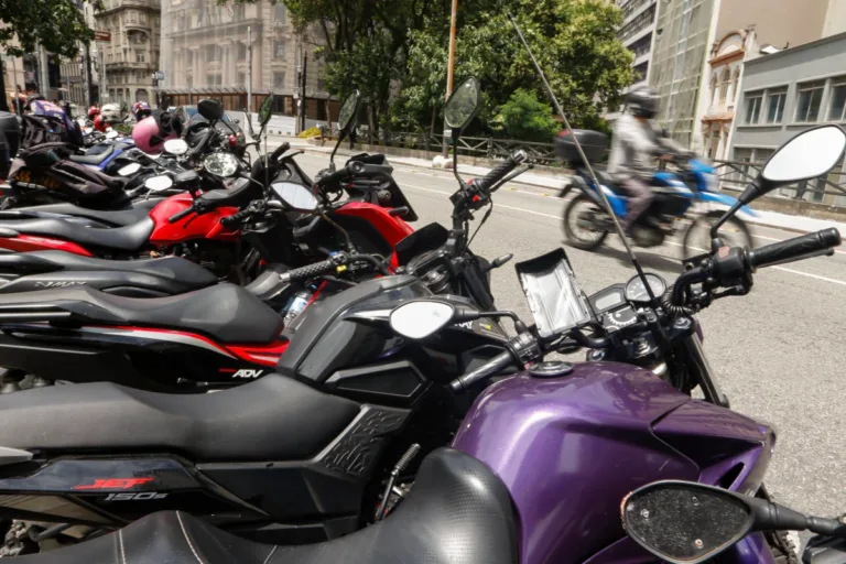 Justiça manda Prefeitura de SP autorizar Uber a operar mototáxi