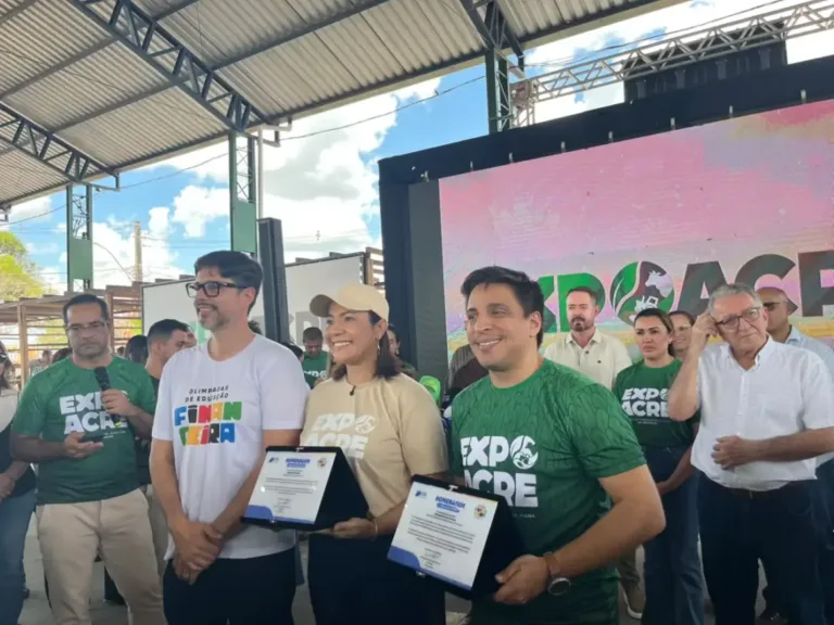 Lojistas homenageiam Mailza e Cristóvão com entrega de placa de reconhecimento na Expoacre.