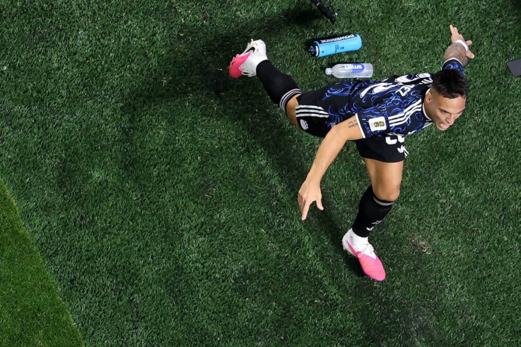 Com passe de Messi, Lautaro vira para Argentina contra Inglaterra