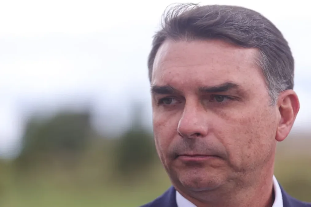 Líder do PL reage à foto de Flávio Bolsonaro com "Sicário"