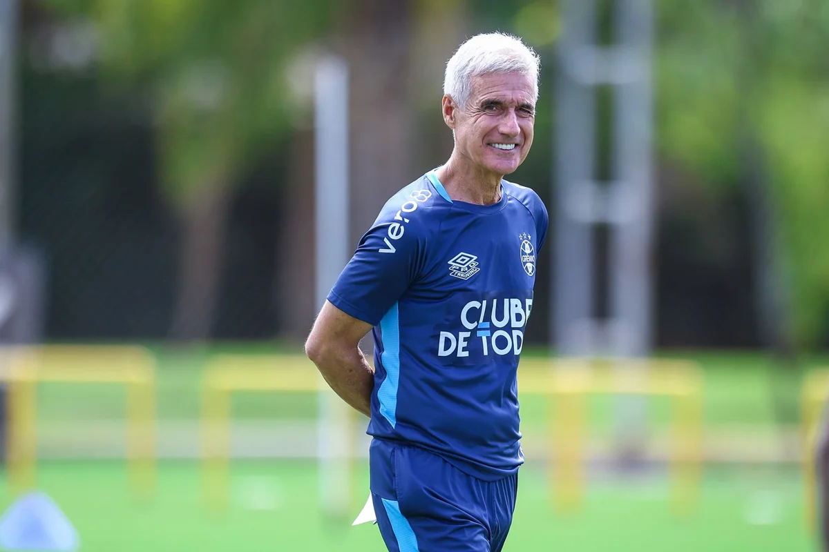 Luís Castro elogia postura do Grêmio após vitória sobre o Cruzeiro