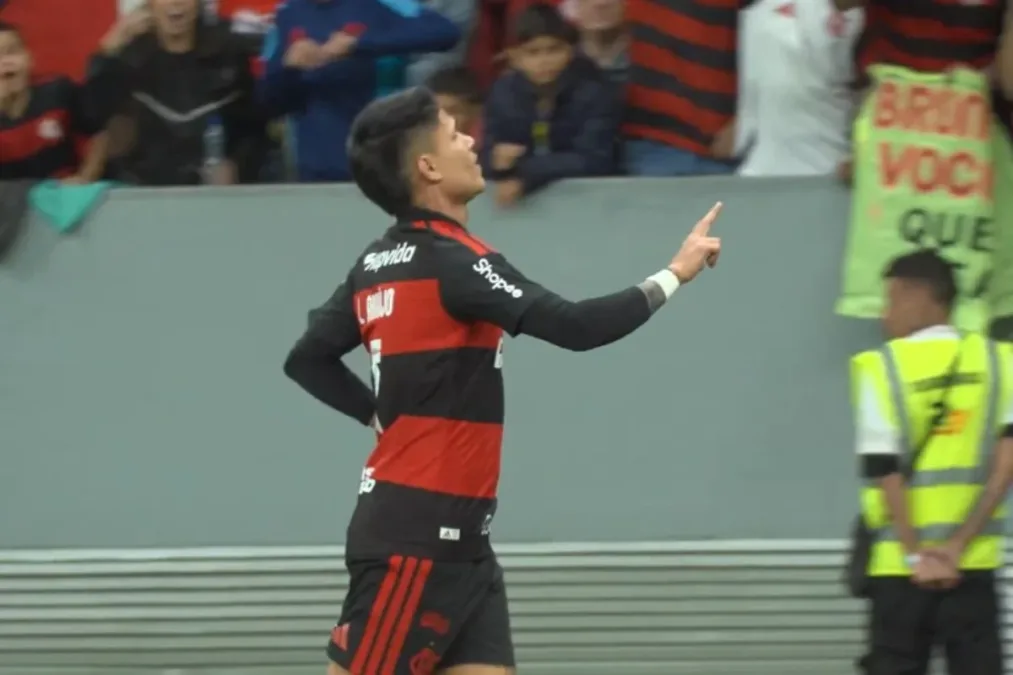 Luiz Araújo marca o quarto gol do Flamengo contra o Olimpia