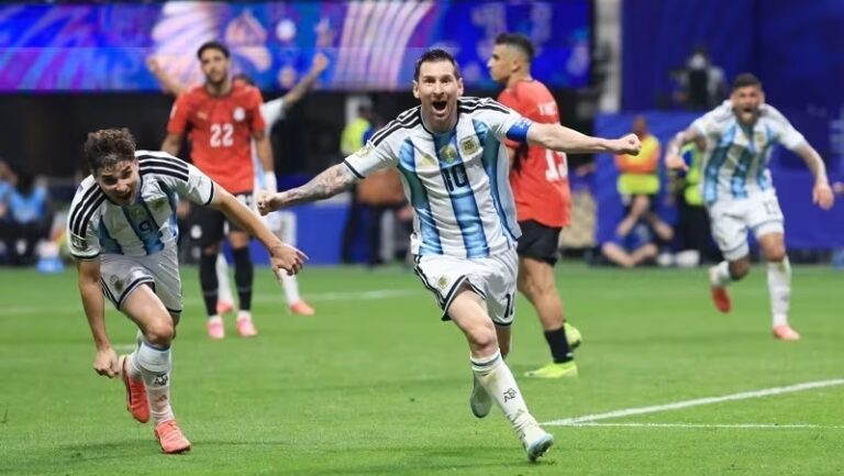 Argentina vence Egito de virada e avança às quartas da Copa do Mundo