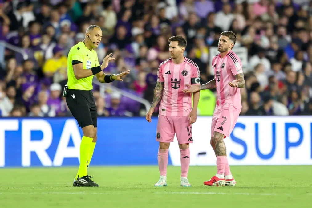 Messi nunca perdeu em jogos com árbitro de Inglaterra x Argentina