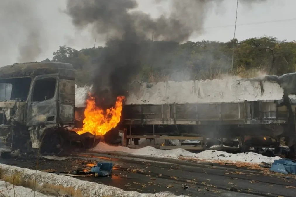 MG: caminhoneiro morre após acidente com três carretas na BR-251