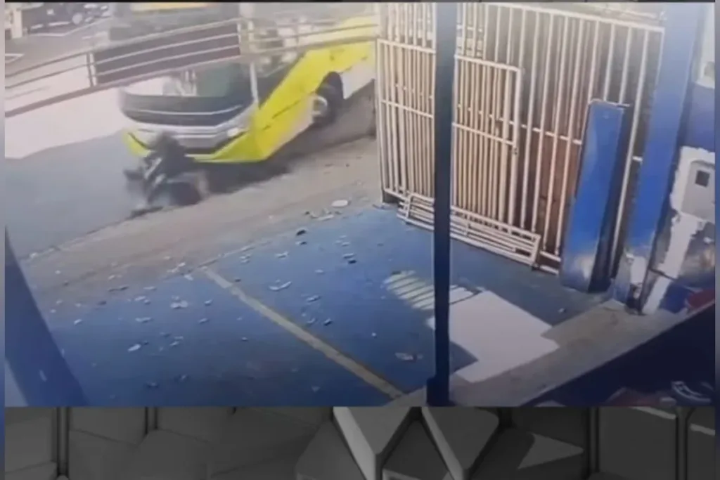 Motociclista parado em local proibido é atropelado por ônibus em BH