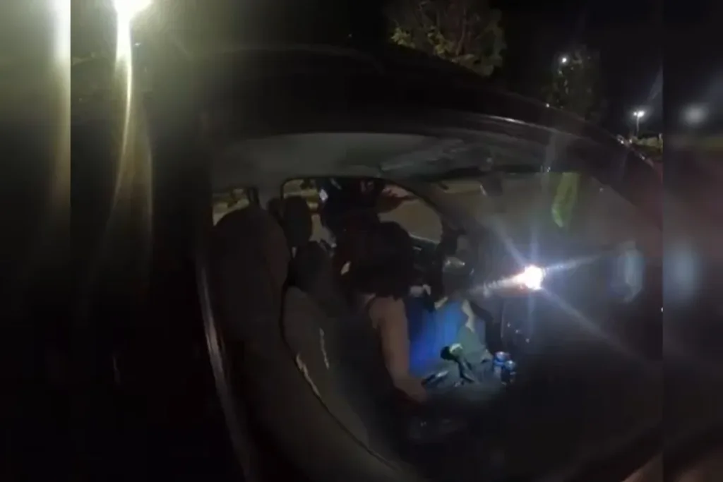 Motorista bebe cerveja em frente a agentes do Detran durante abordagem