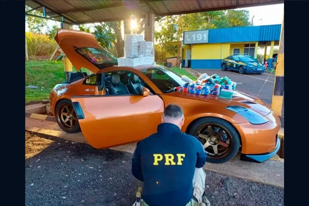 Motorista foge da PRF e abandona carro esportivo com carga do Paraguai