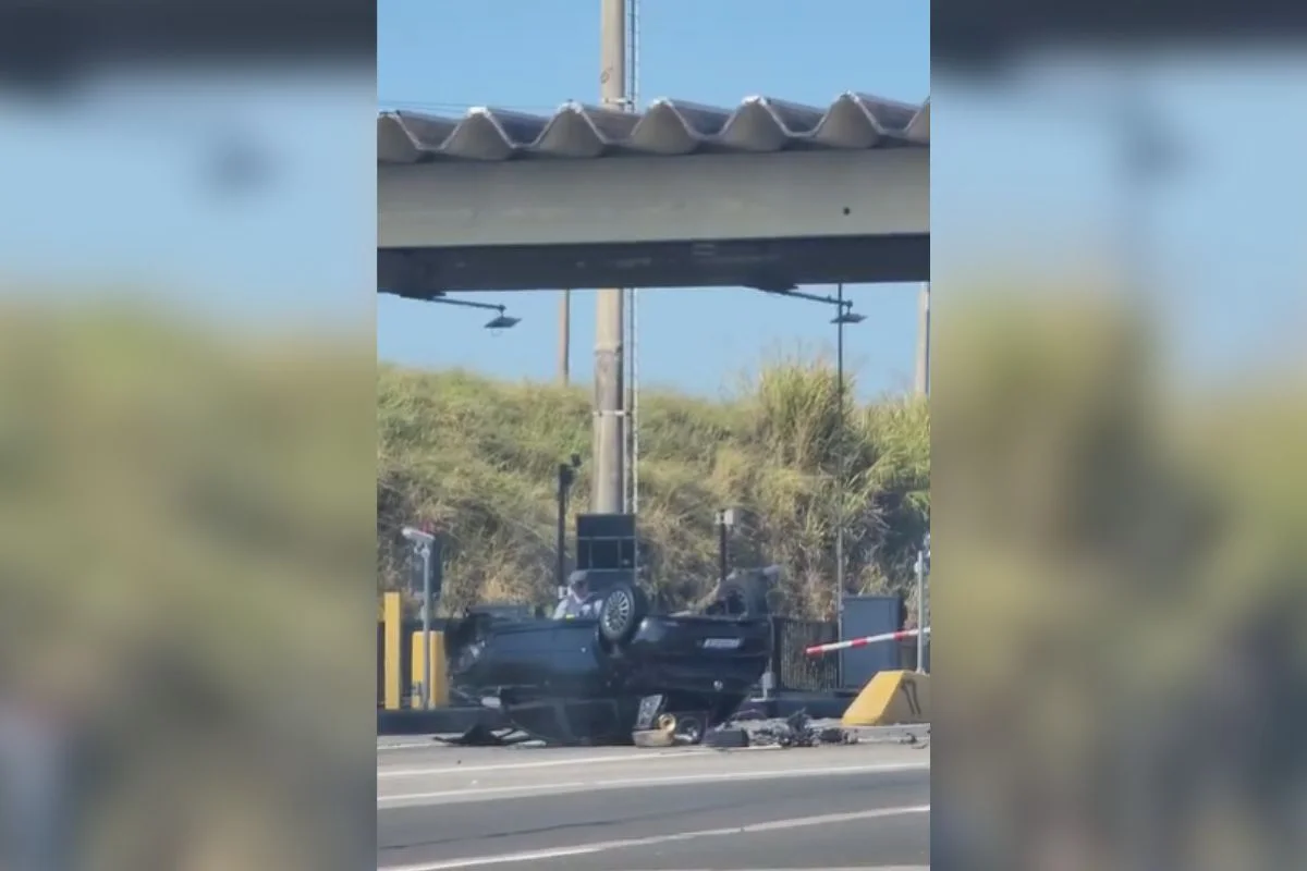 Motorista morre após carro capotar e atingir estrutura de pedágio