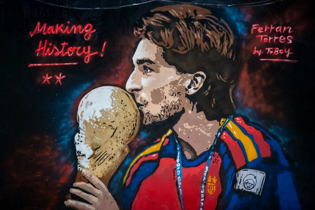 Mural em homenagem a Ferran Torres é vandalizado em Barcelona