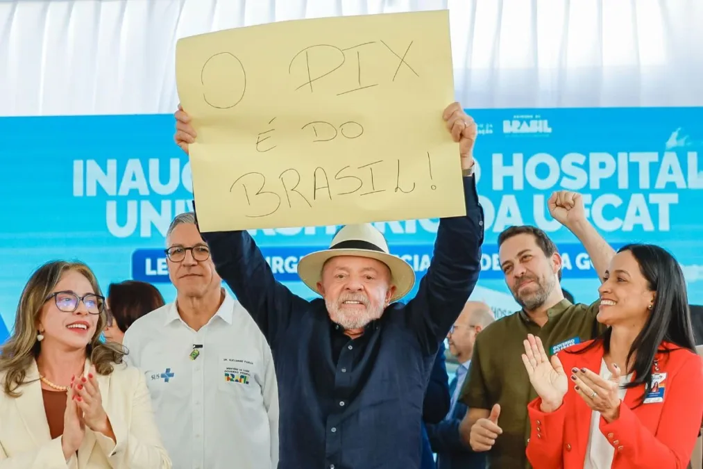 "Ninguém vai mudar o nosso Pix", diz Lula após tarifaço
