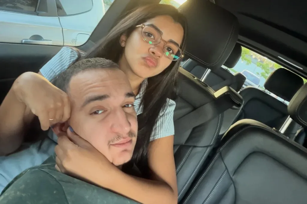 No hospital, João Gomes mostra companhia da esposa e brinca: "Date"