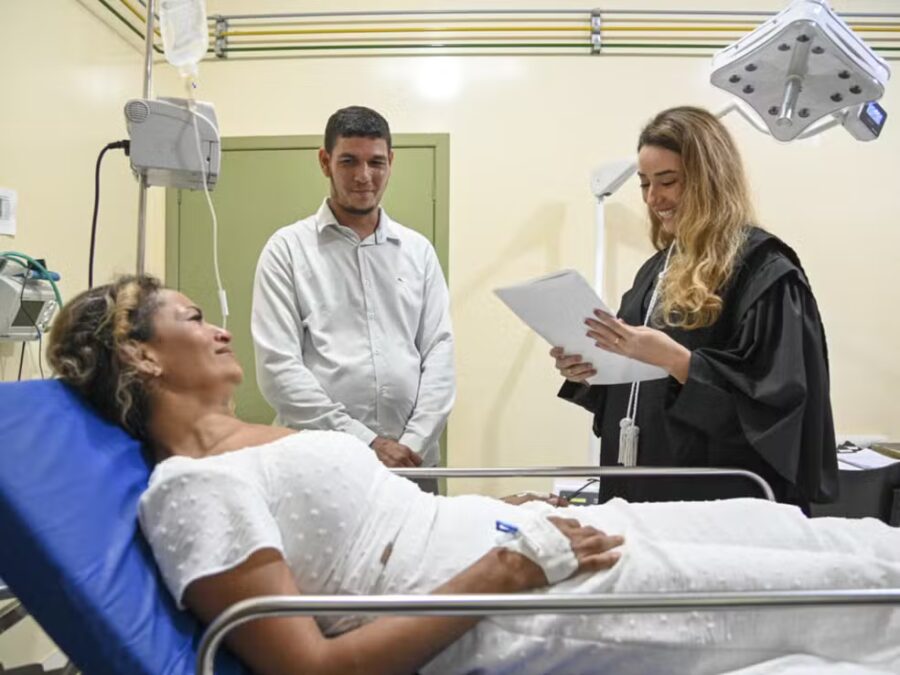 Noiva passa mal antes da cerimônia e se casa em sala de emergência no Acre; vídeo emociona