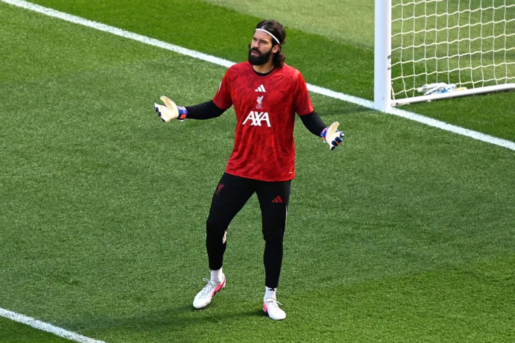 Novo treinador do Liverpool, Iraola crava que Alisson não será vendido