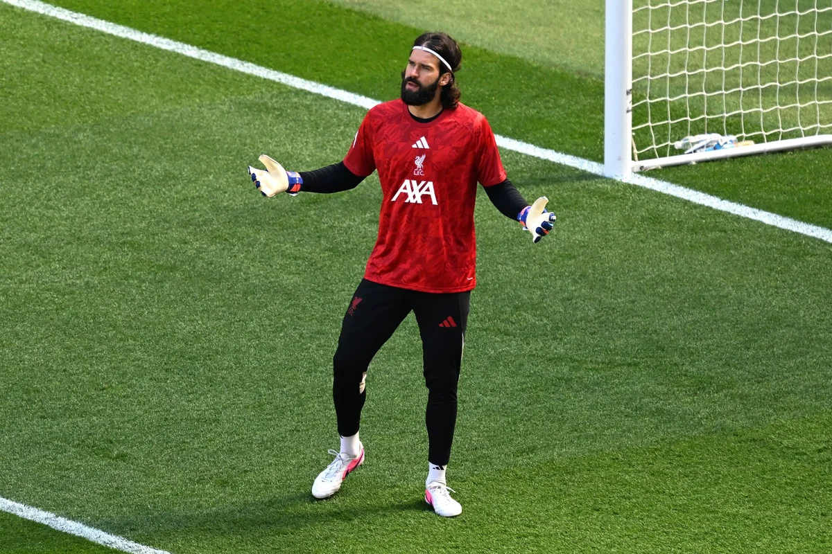 Novo treinador do Liverpool, Iraola crava que Alisson não será vendido