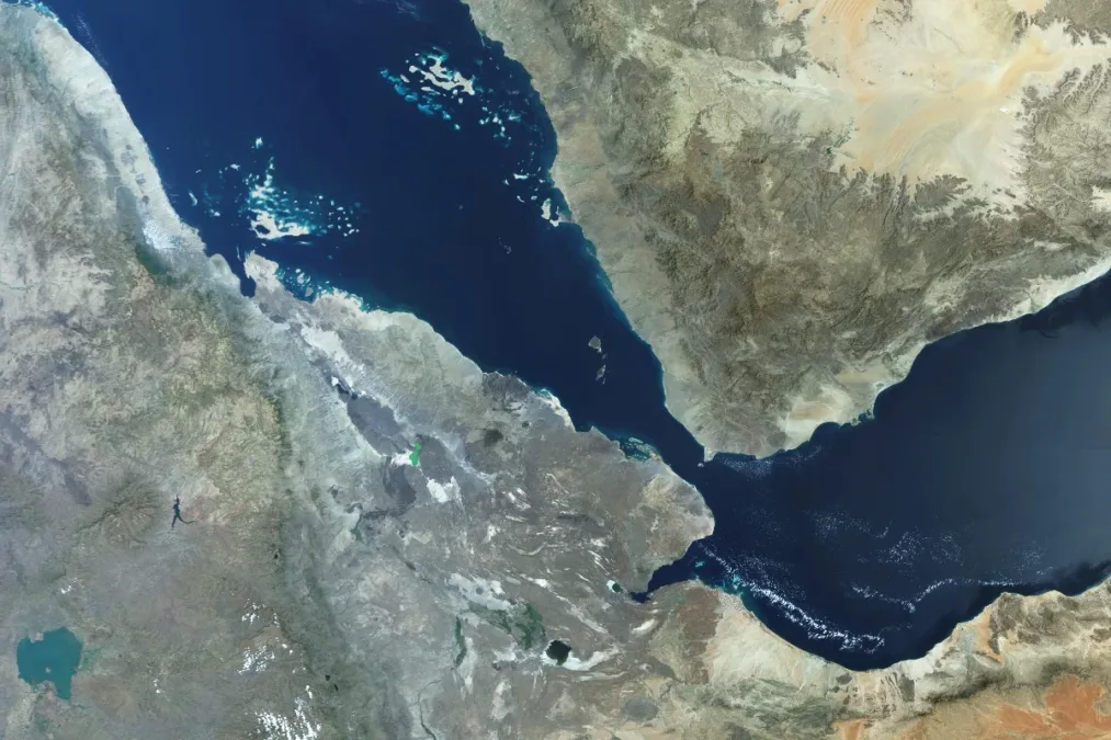 O que é o Estreito de Bab el-Mandeb, rota comercial na mira do Irã