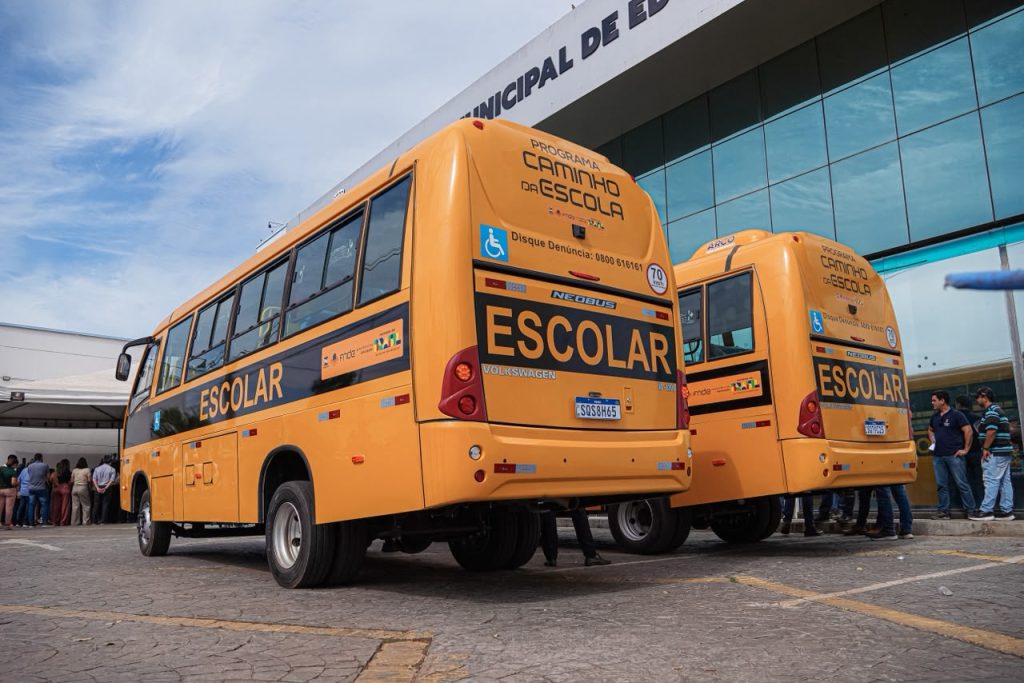 Alysson Bestene reforça transporte escolar com novos ônibus para comunidades rurais