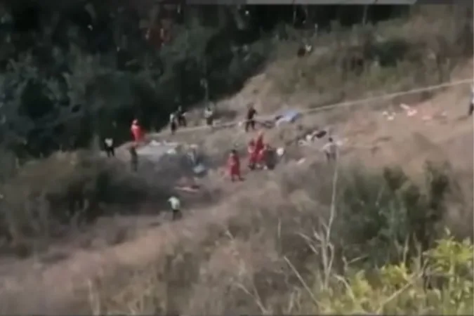 Ônibus cai de altura de 500 metros e deixa ao menos 14 mortos no Peru