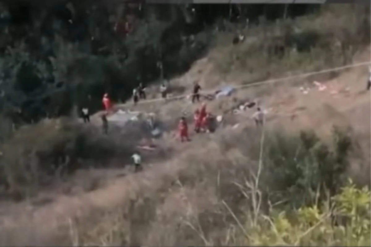 Ônibus cai de altura de 500 metros e deixa ao menos 14 mortos no Peru
